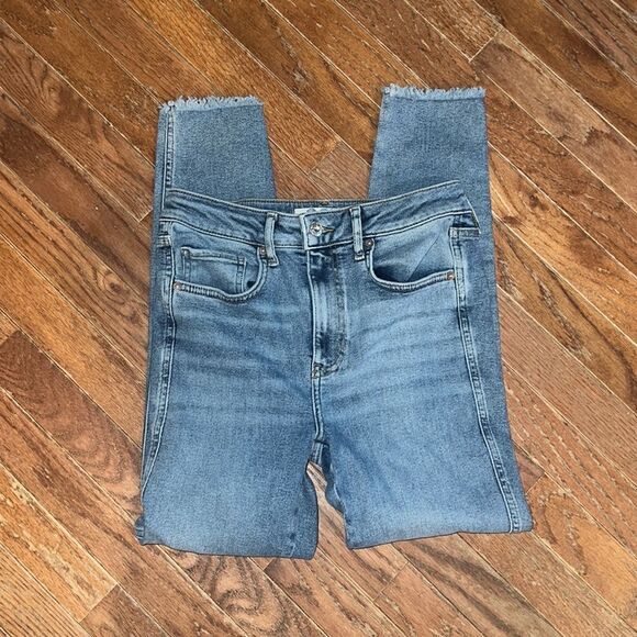 We The Free Women’s 28 High Rise Slim Frayed cropped Jeans - Picture 11 of 13